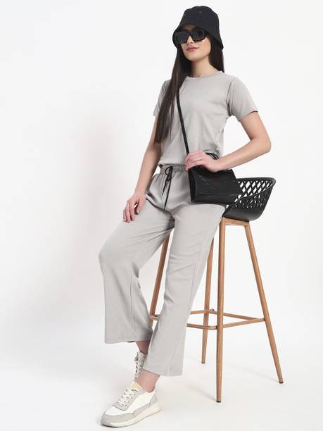 Contemporary women's casual outfit 