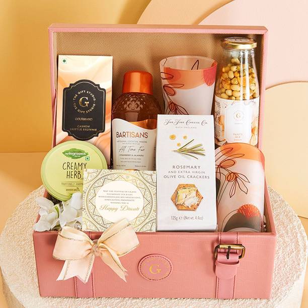 दी गिफ्ट स्टूडियो Luxe Party Hamper कॉम्बो