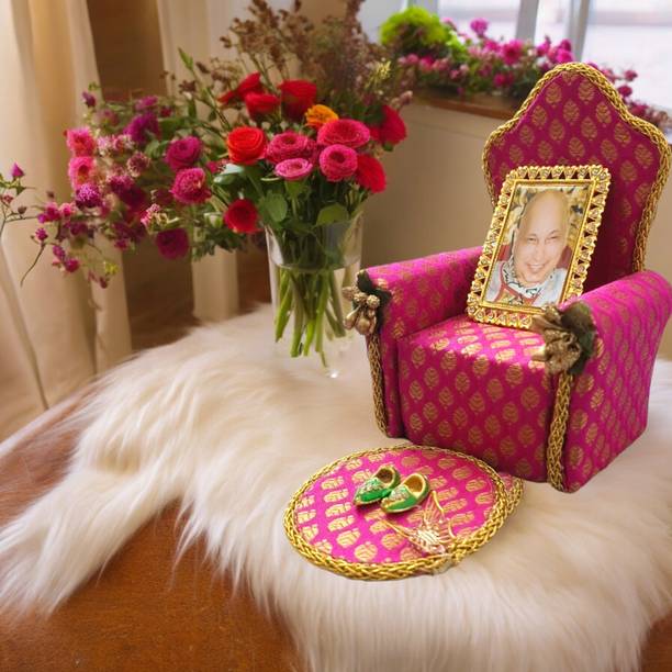 Tickle Cart Jai GURU JI | Singhasan Darbar with Guruji Swaroop, Charan Paduka with Mat | Solid Wood Home Temple