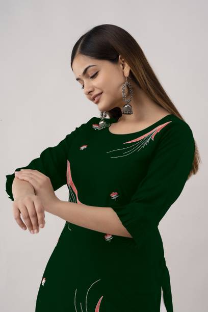 Zeenat Libaas Women Embroidered Viscose Rayon Straight Kurta