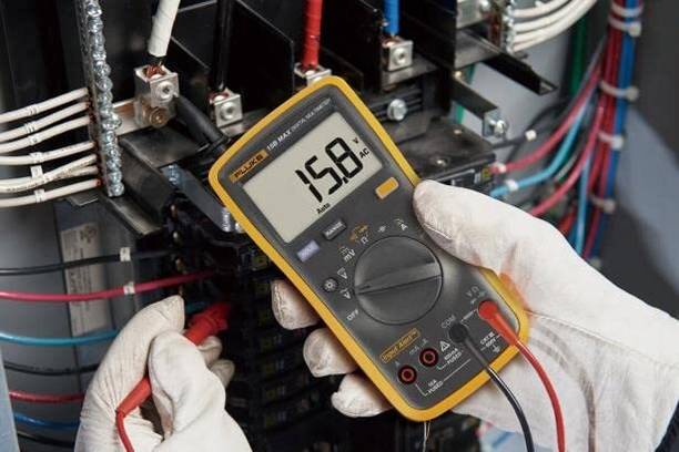 FLUKE Digital MULTIMETER 15B MAX - 01 Digital Multimeter