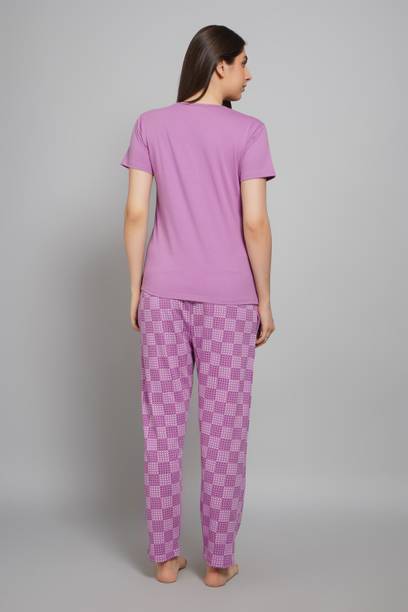 Women's day to night outfit transition using versatile everyday clothing