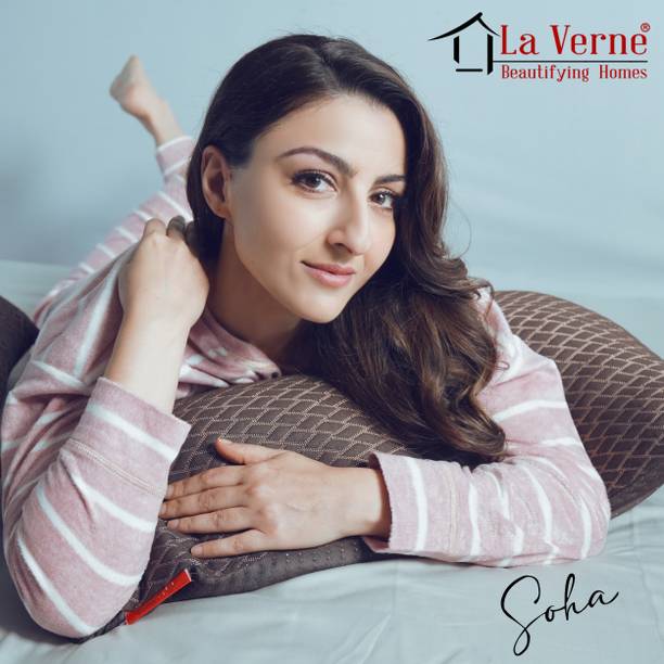 LA VERNE LUXURY माइक्रोफाइबर जियोमेट्रिक सोने वाली तकिया 2 का पैक