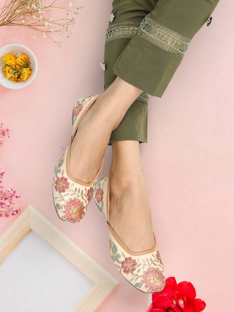 Women Off White Bellies Sandal