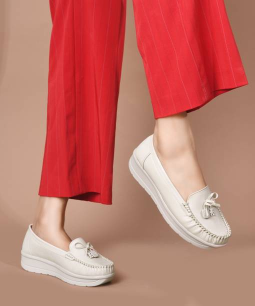 Women Feet: Classic Moc Toe Loafers with Decorative Bow and Comfort Fit Bellies Sandal