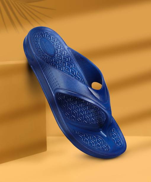 paragon chappal man