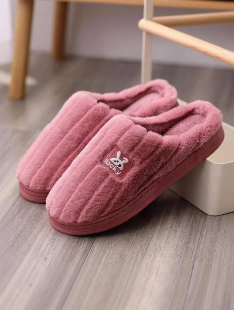WOLVESDEN Women Slippers