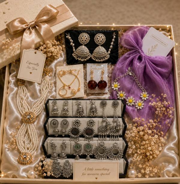 Weddingcharm Jewellery, Comb, Snow Globe, Hookah, Keychain, Soap, Sticker Gift Set