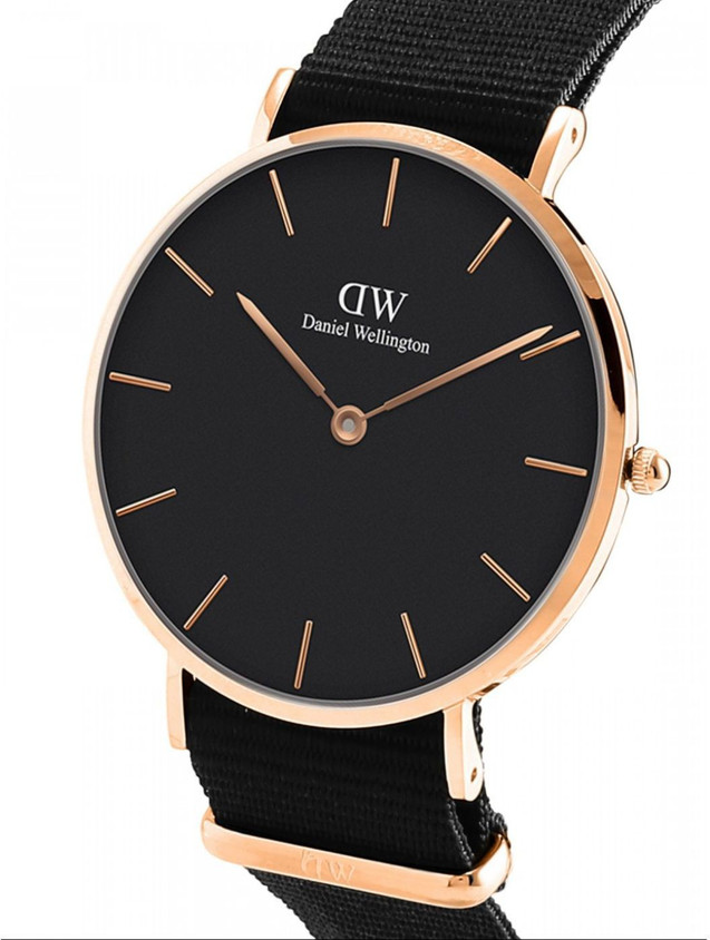 DANIEL WELLINGTON Petite Cornwall Black color Round - 32 mm