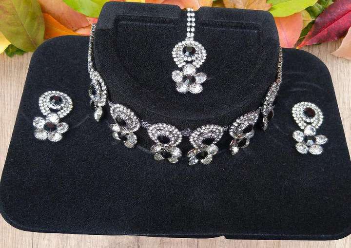 New type necklace store