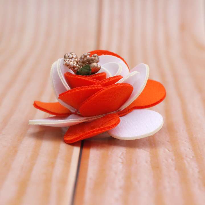 Flower brooches and pins 2025