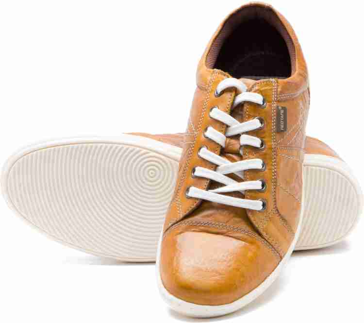 Red tape best sale tan sneakers