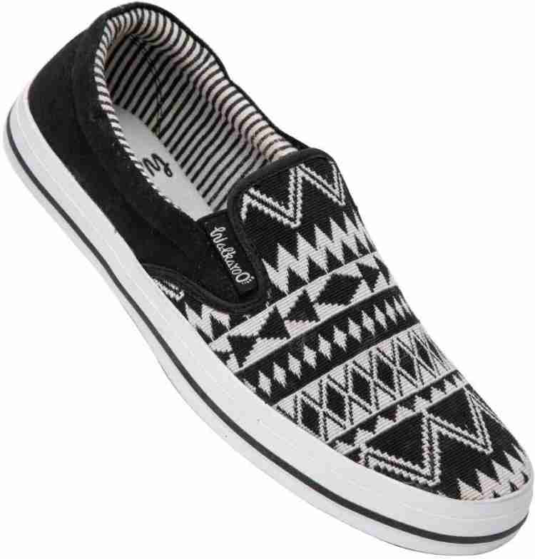 Walkaroo 2024 canvas shoes