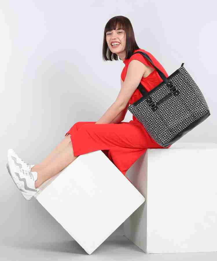 Snapdeal tommy deals hilfiger bags