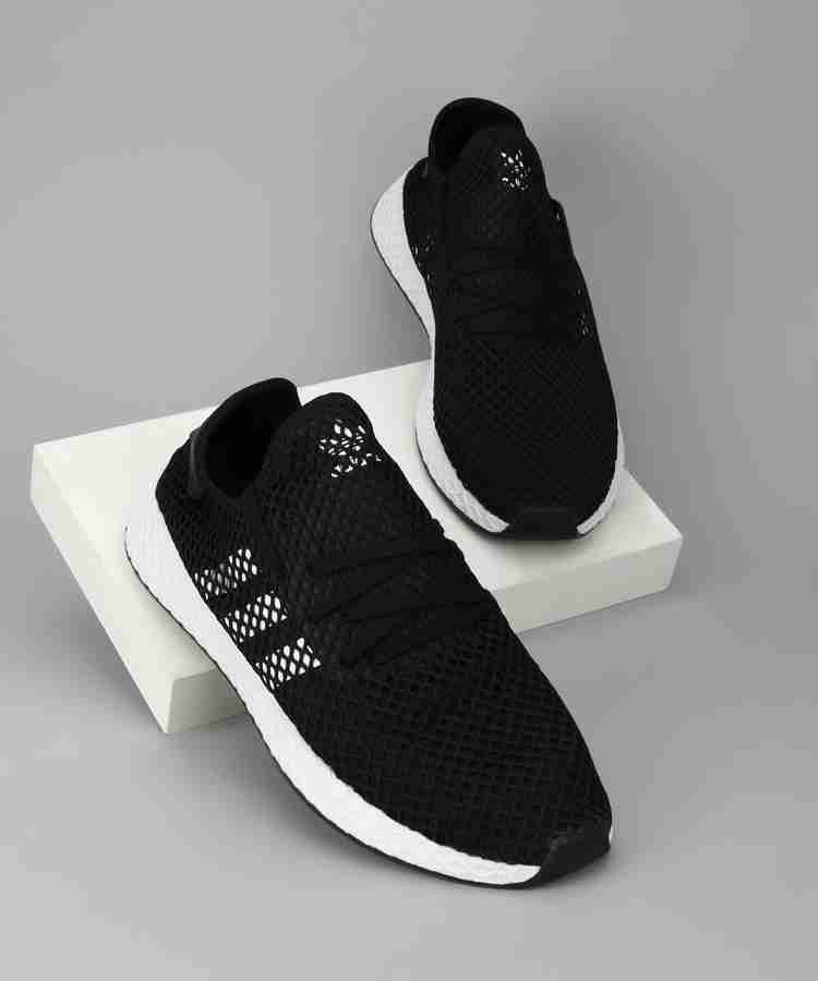Men deerupt new arrivals