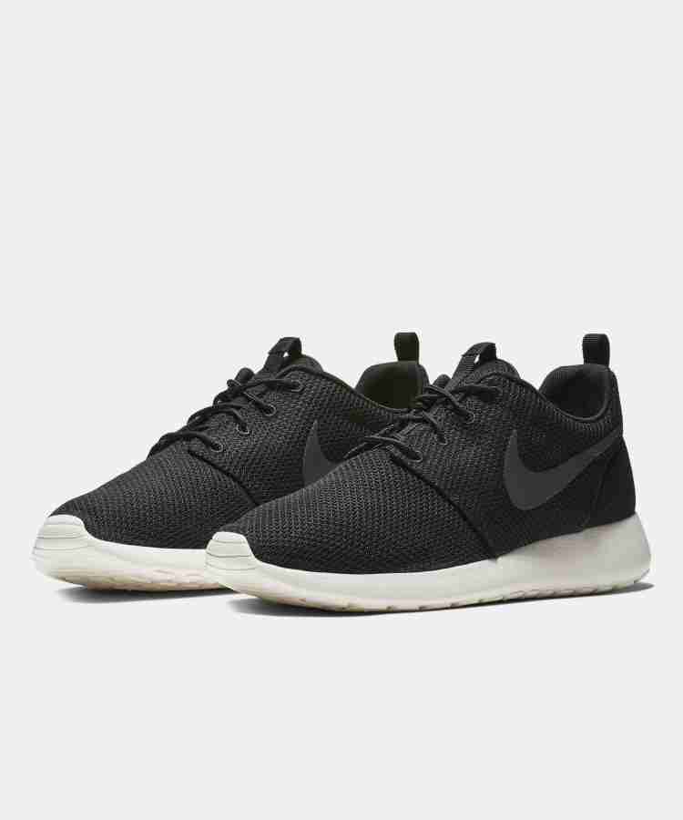 Nike flyknit roshe store run black