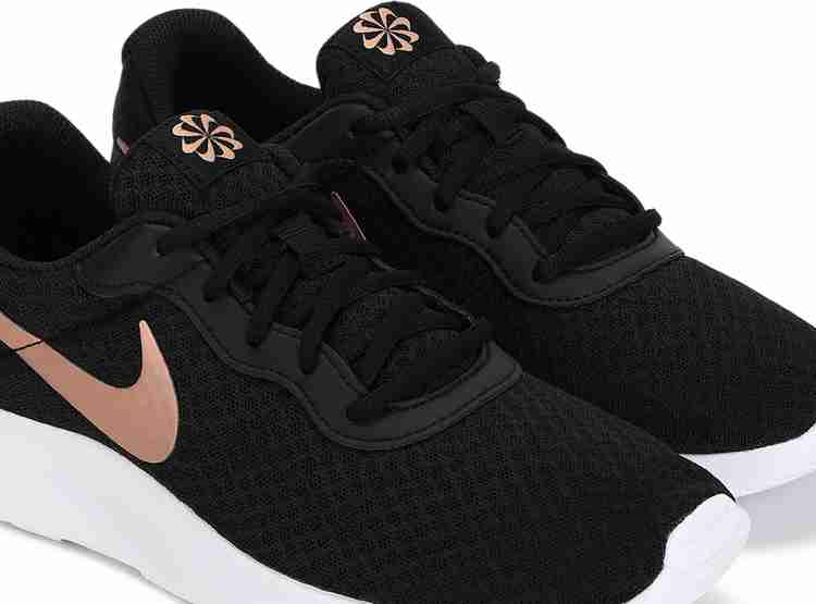 Nike black tanjun shop sneakers