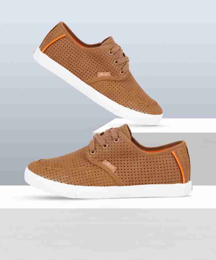 Tan on sale canvas shoes