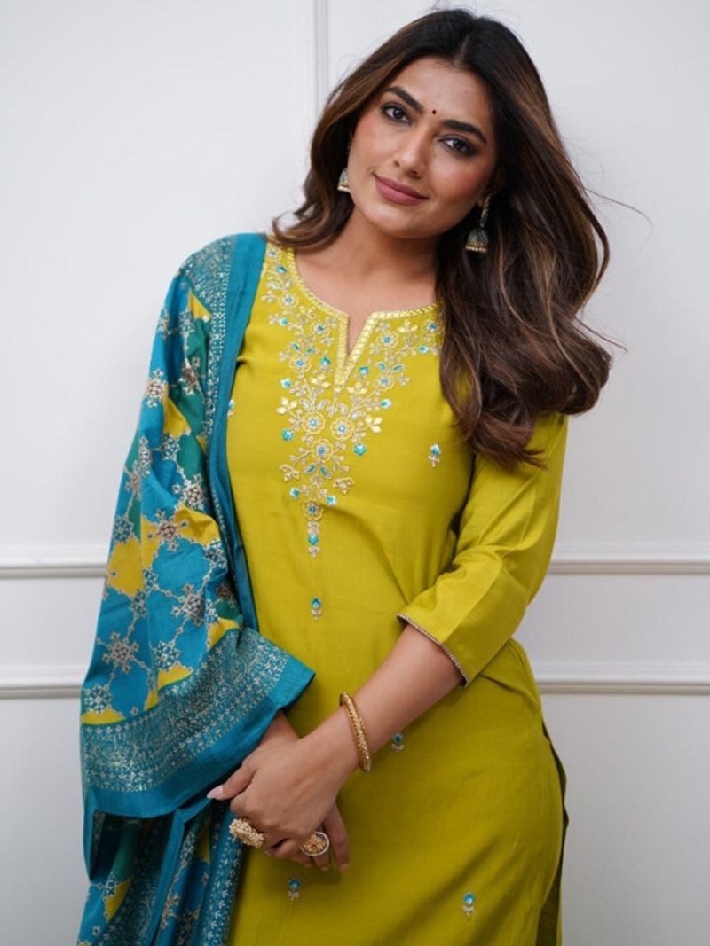 SkyTara Embroidered Kurta Set - Image 2