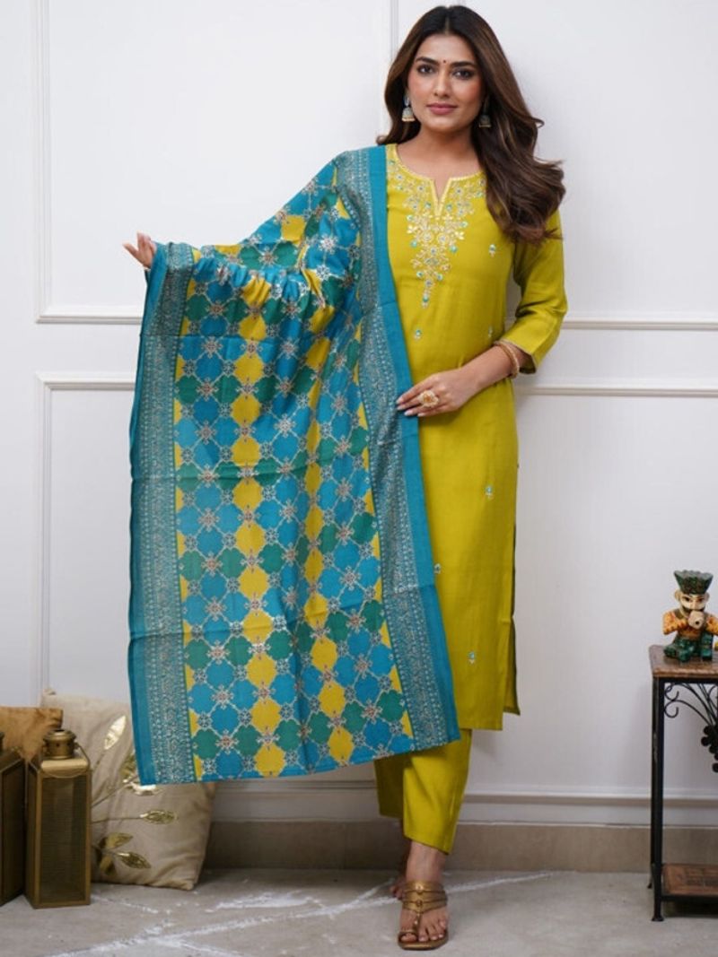 SkyTara Embroidered Kurta Set - Image 4