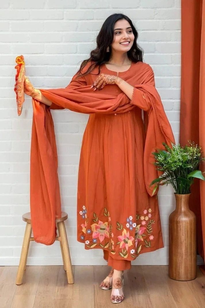 KALYAN ENTERPRISES Printed Anarkali Kurta Set - Image 2