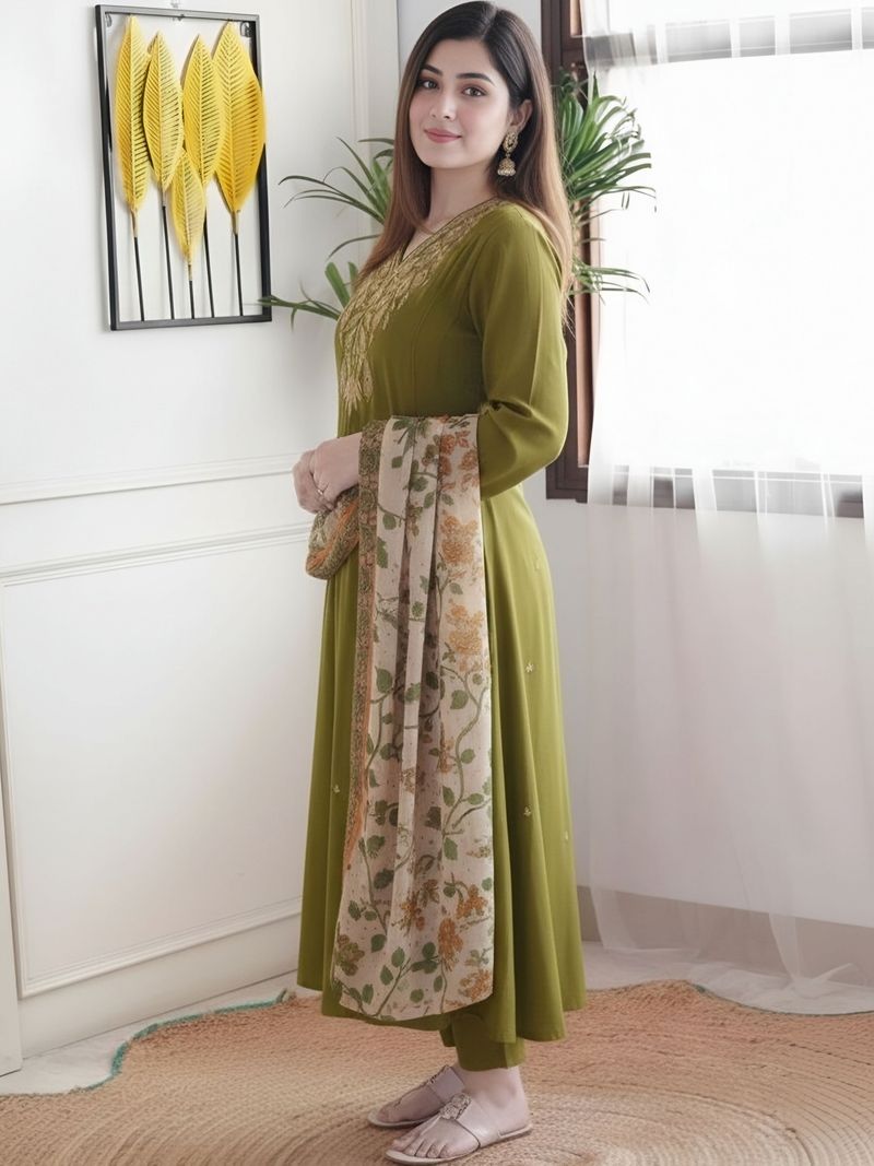 Divastri Embroidered Anarkali Kurta Set - Image 5