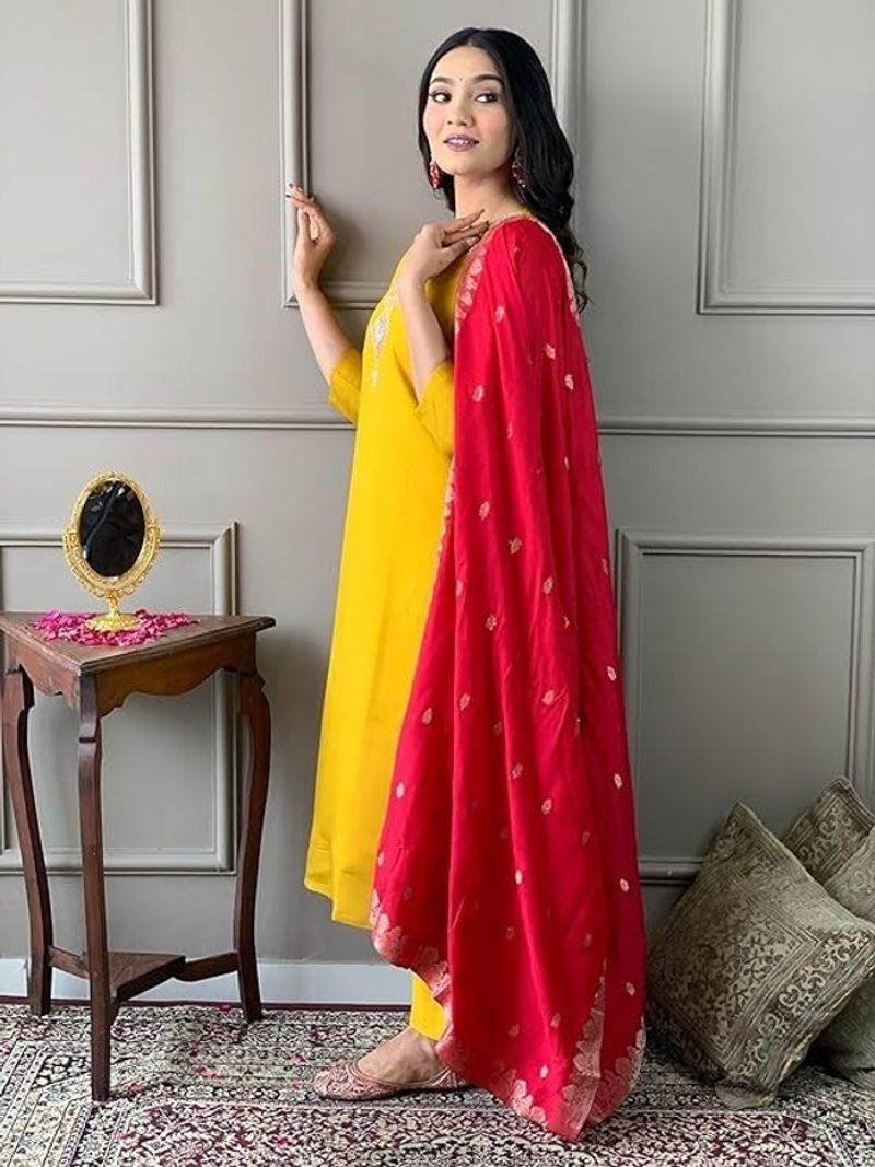 Griva Lifestyle Embroidered Kurta Set - Image 5