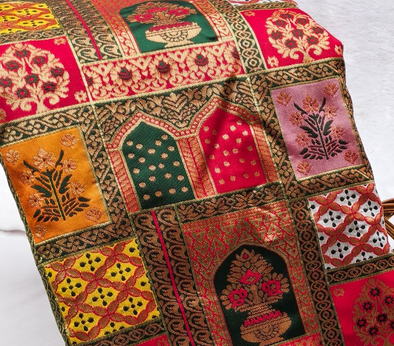 WILLMAKE Banarasi Art Silk Floral Saree - Image 3