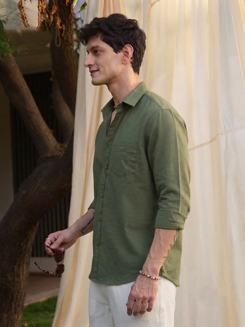 Roadster Men Regular Fit Solid Spread Collar Shirt - Image 4