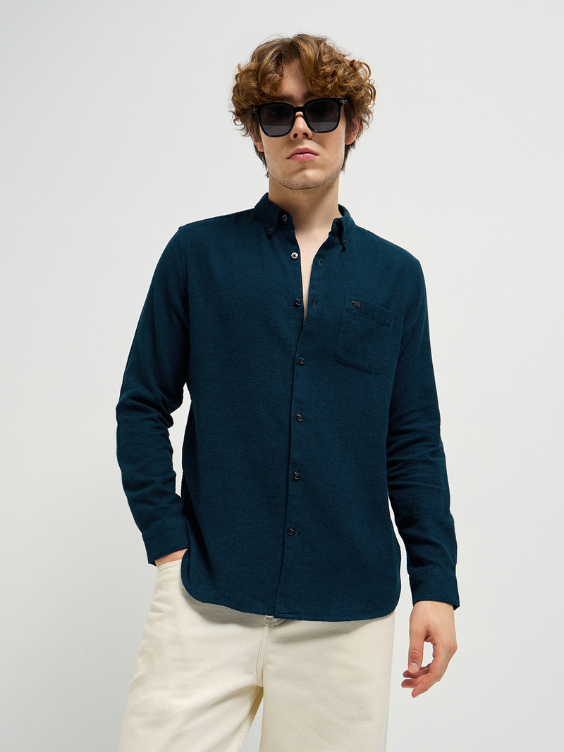 Men Slim Fit Solid Button Down Collar Casual Shirt