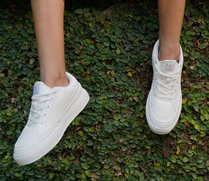 Stylish men white black trendy sneakers for men Sneakers For Men