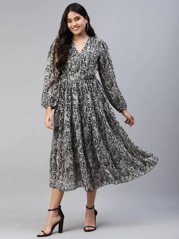 PLUSS Women Fit and Flare Black Knee Length Dress