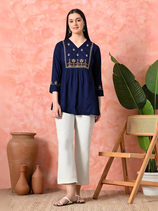 Emica Women Embroidered Straight Kurta