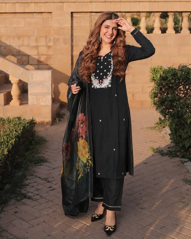 Seraphic Bold N Beautiful Women Embroidered Straight Kurta