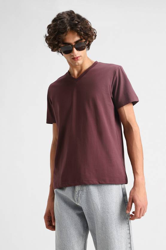 Snitch Solid Men V Neck Maroon T-Shirt
