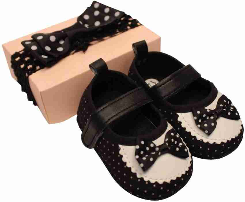 Black crib 2025 shoes girl