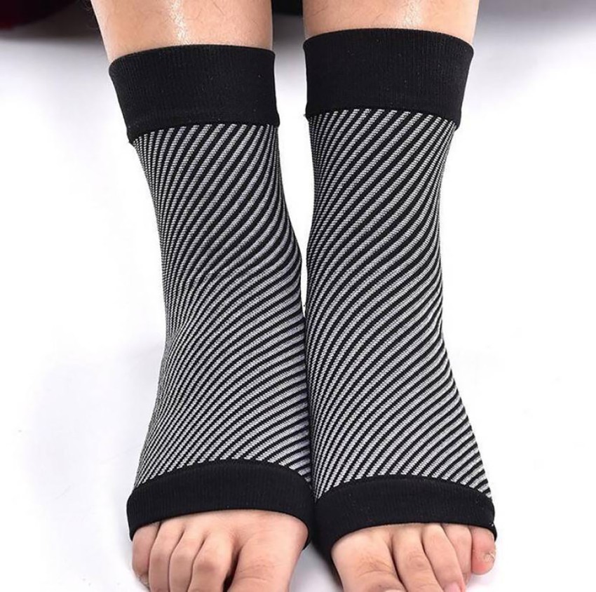 Modetro Socks - 1 ﻿Pair(s) of Ankle Compression Socks for Ankle Support &  Foot Discomfort Relief, Dotted Black - Small/Medium : : Health  & Personal Care