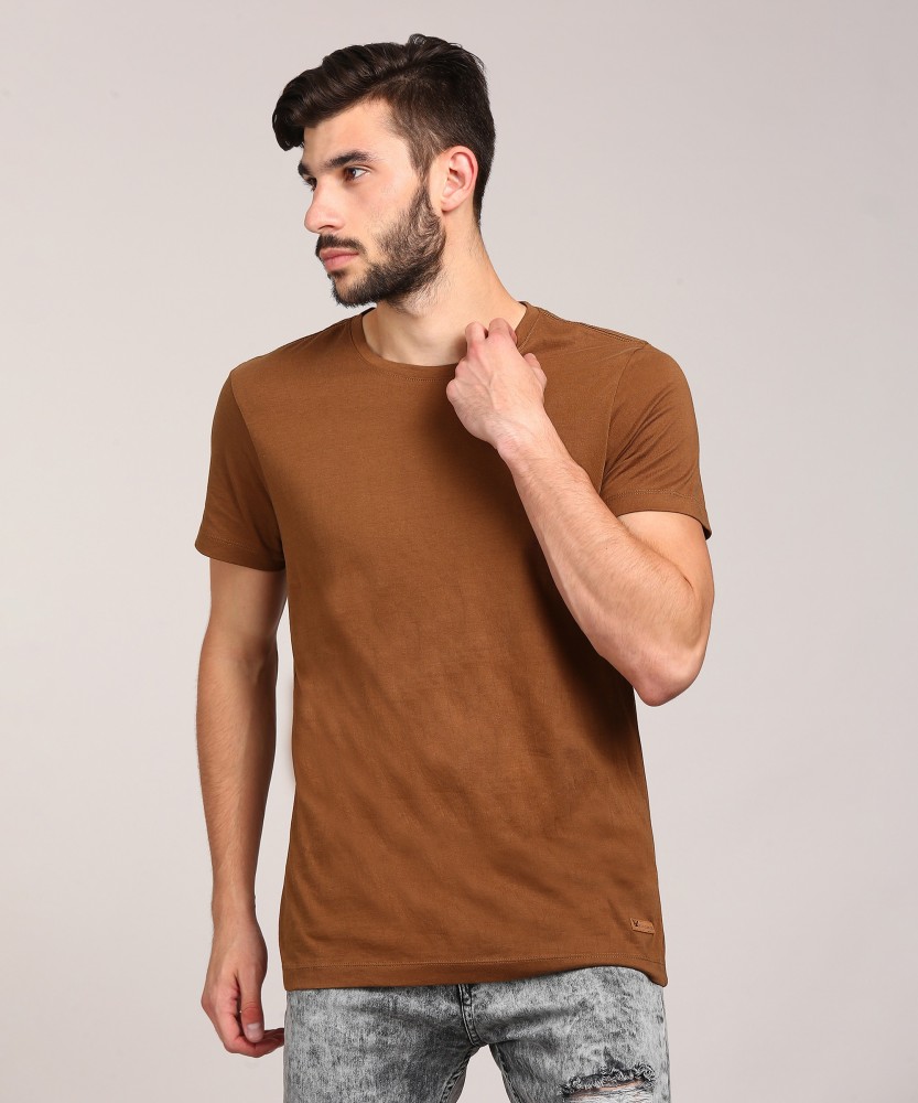 Brown t shirt store with jeans