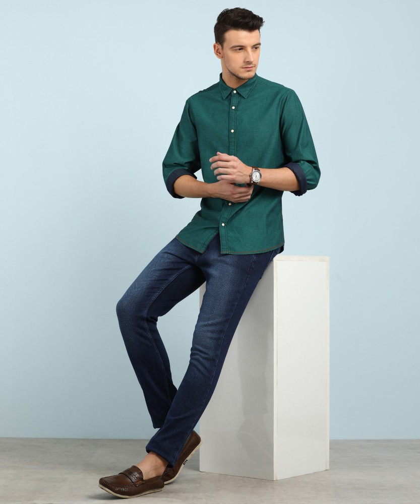 green shirt with jeans
