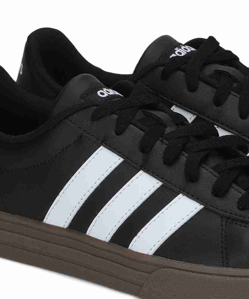 Adidas men's daily 2.0 best sale training shoes