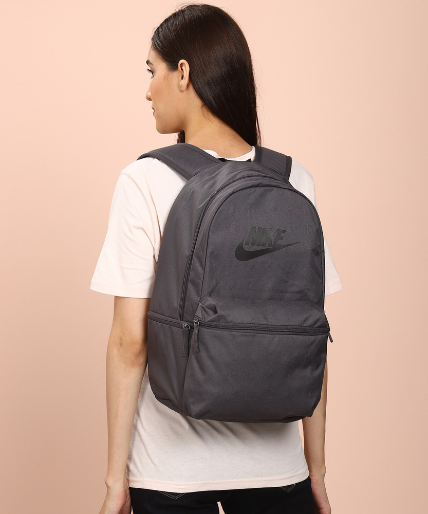 NIKE NK HERITAGE B 26 L Laptop Backpack