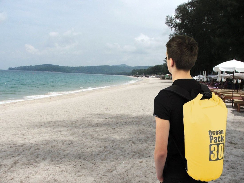 Floatable dry bag outlet