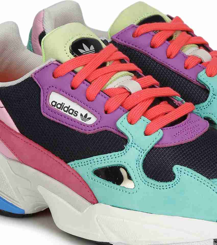 Witte adidas hotsell sneakers falcon w