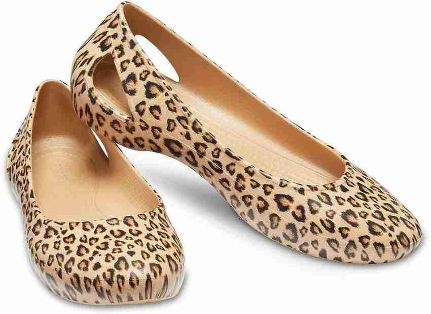 Crocs pointed toe 2025 flats