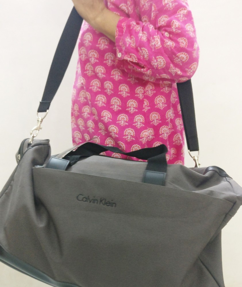 Calvin klein duffle on sale bag with wheels