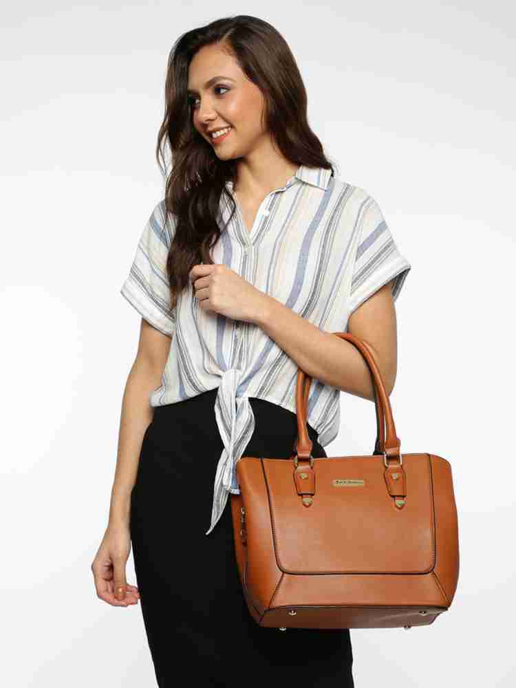 Mast and outlet harbour shoulder bags