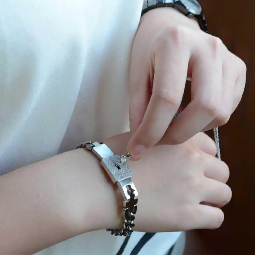 Lock and key bracelet deals for couples flipkart