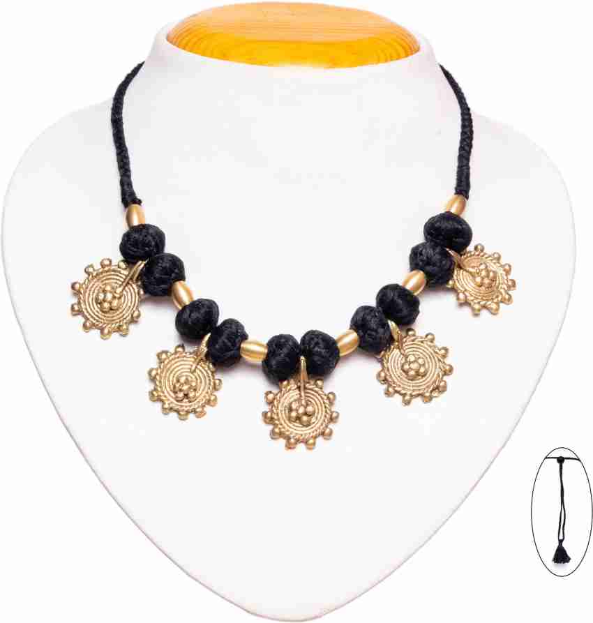 Black thread necklace with Lakshmi pendant photo  Black beaded jewelry,  Gold jewellery design necklaces, Bridal jewelry necklace