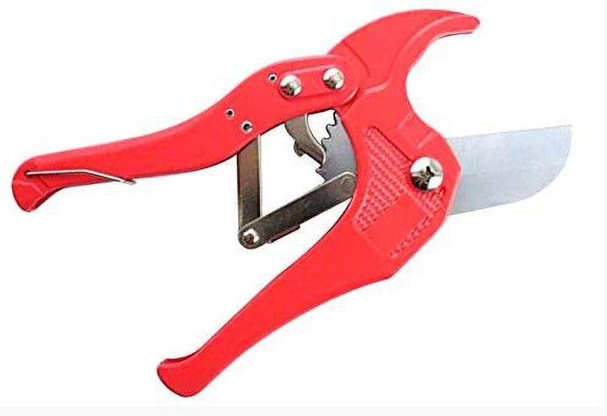 Battery powered pvc pipe outlet cutter