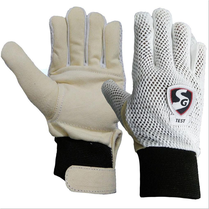 Wicket keeper deals inner gloves